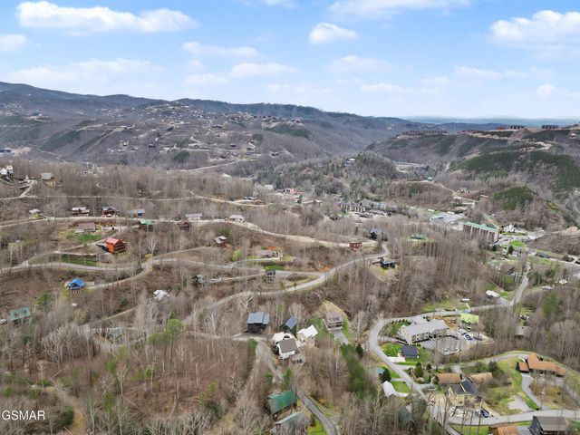 225 Chimney Tops Way, Gatlinburg, TN 37738
