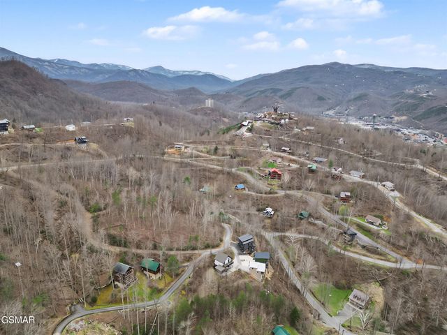 225 Chimney Tops Way, Gatlinburg, TN 37738