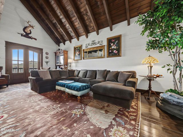 225 Chimney Tops Way, Gatlinburg, TN 37738