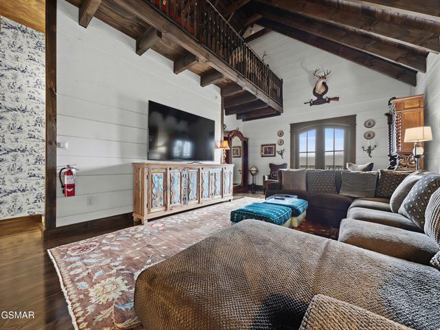 225 Chimney Tops Way, Gatlinburg, TN 37738