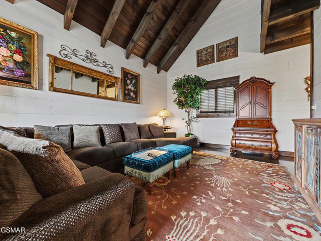 225 Chimney Tops Way, Gatlinburg, TN 37738