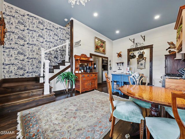 225 Chimney Tops Way, Gatlinburg, TN 37738