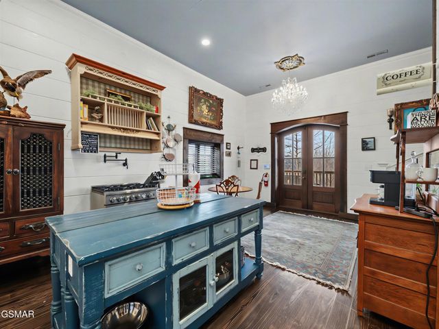 225 Chimney Tops Way, Gatlinburg, TN 37738