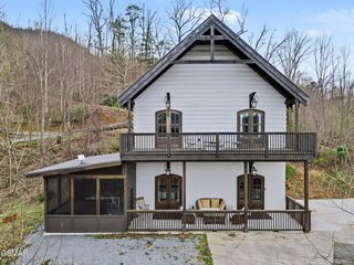 225 Chimney Tops Way, Gatlinburg, TN 37738
