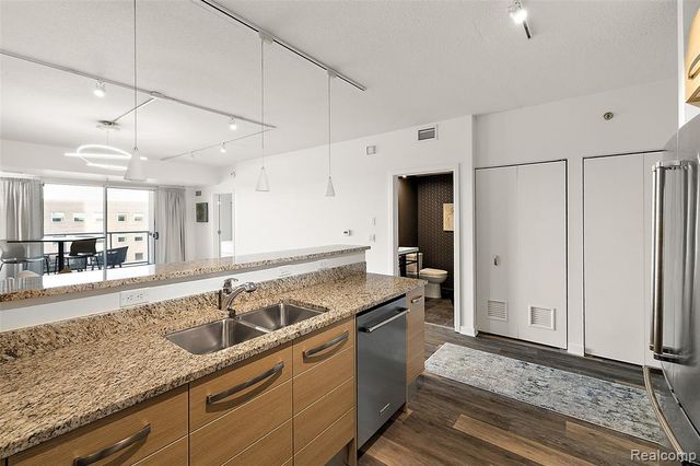 432 S Washington Avenue 806, Royal Oak, MI 48067