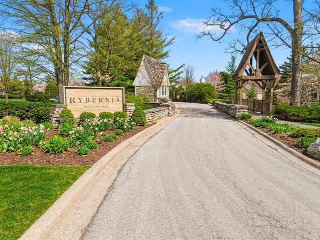 1745 Sundrop Circle, Highland Park, IL 60035