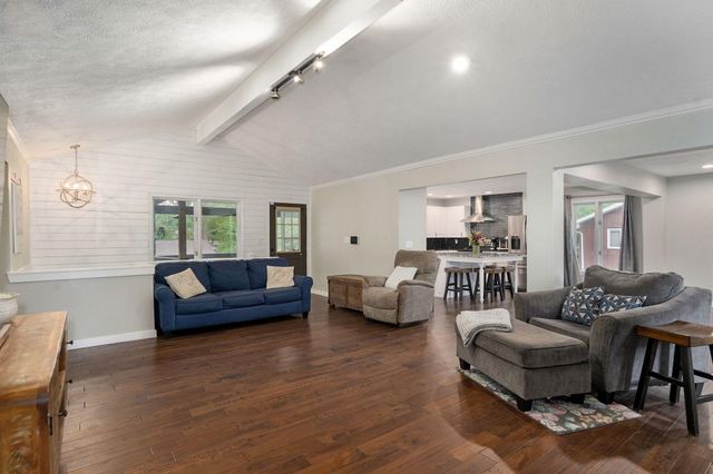 1050 E Camorene Street, Springfield, MO 65803