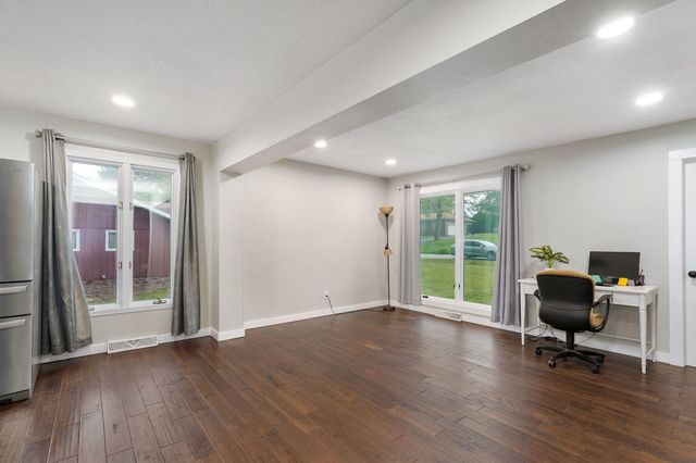 1050 E Camorene Street, Springfield, MO 65803
