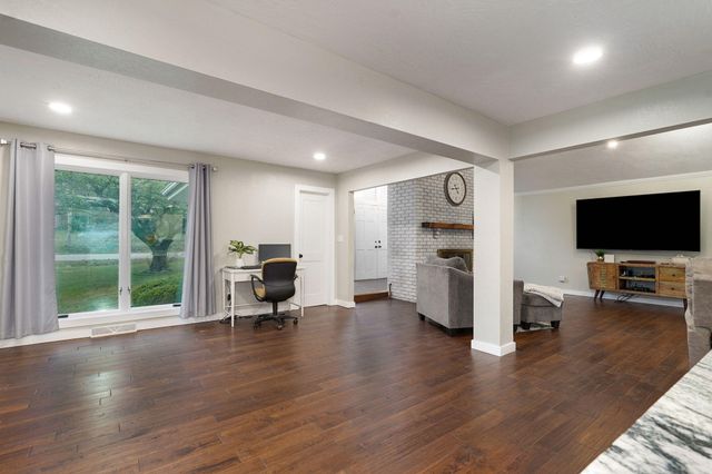 1050 E Camorene Street, Springfield, MO 65803