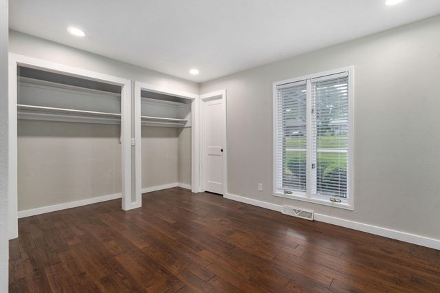 1050 E Camorene Street, Springfield, MO 65803