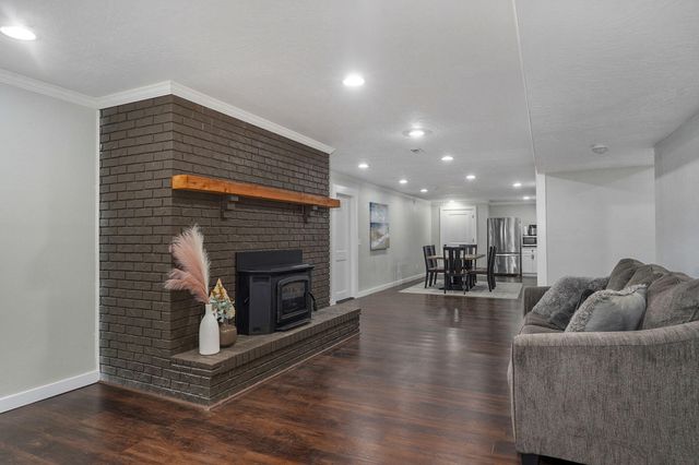 1050 E Camorene Street, Springfield, MO 65803