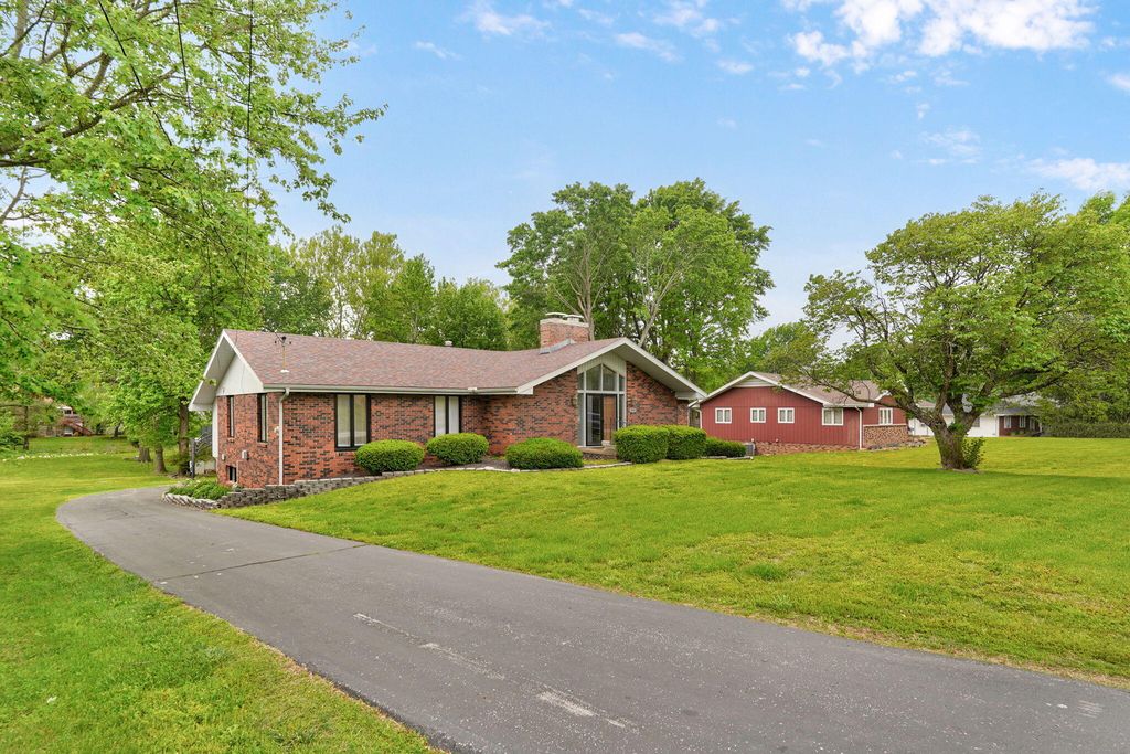 1050 E Camorene Street, Springfield, MO 65803