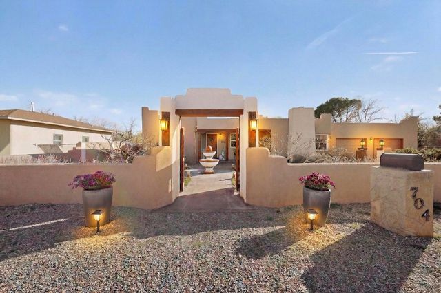 704 Tyler Road NW, Los Ranchos, NM 87107