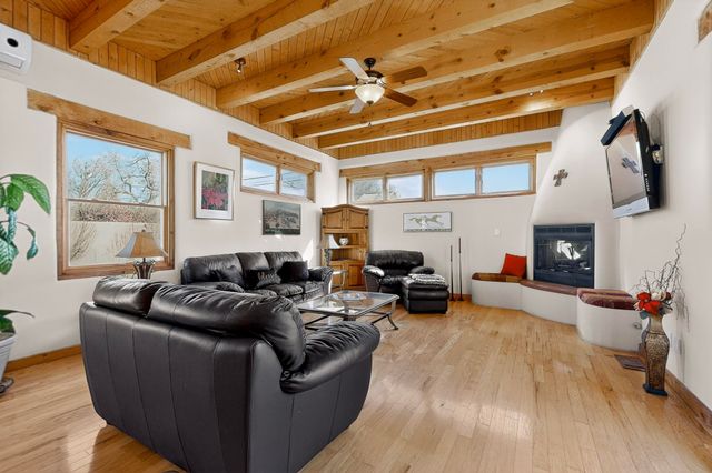 704 Tyler Road NW, Los Ranchos, NM 87107