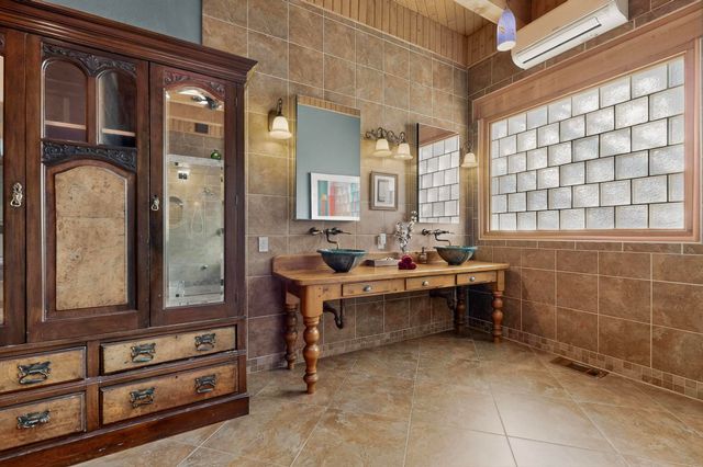 704 Tyler Road NW, Los Ranchos, NM 87107