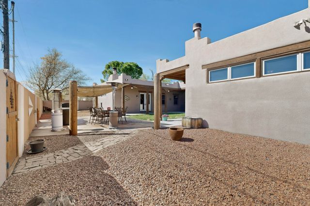 704 Tyler Road NW, Los Ranchos, NM 87107