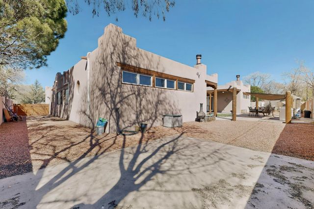 704 Tyler Road NW, Los Ranchos, NM 87107