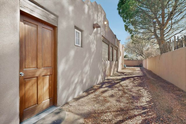 704 Tyler Road NW, Los Ranchos, NM 87107