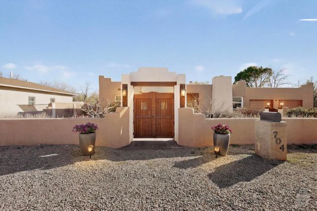 704 Tyler Road NW, Los Ranchos, NM 87107