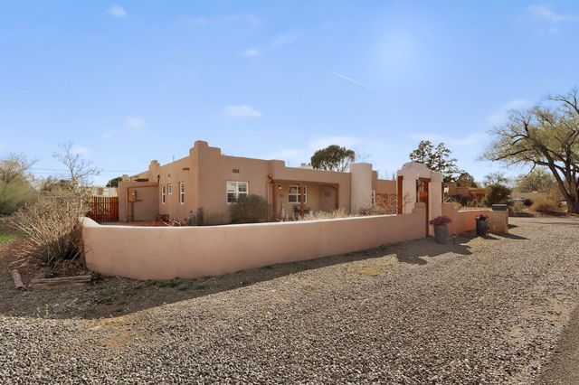 704 Tyler Road NW, Los Ranchos, NM 87107