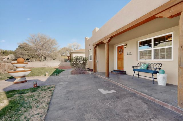 704 Tyler Road NW, Los Ranchos, NM 87107