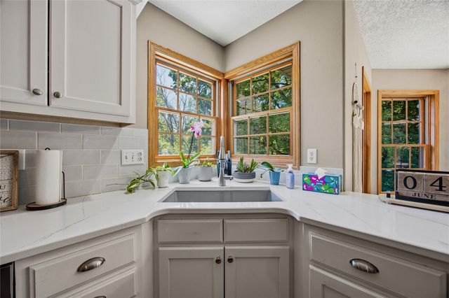4000 Mehaffey Lane NE, Solon, IA 52333