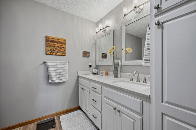 4000 Mehaffey Lane NE, Solon, IA 52333
