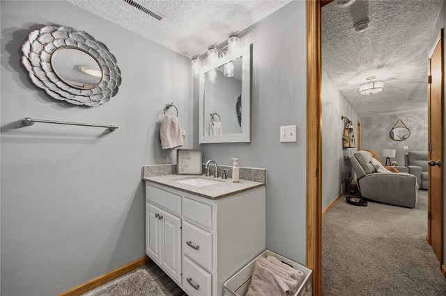 4000 Mehaffey Lane NE, Solon, IA 52333