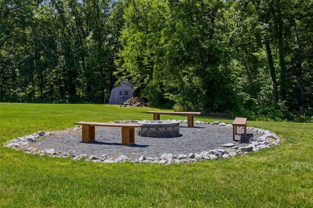 4000 Mehaffey Lane NE, Solon, IA 52333