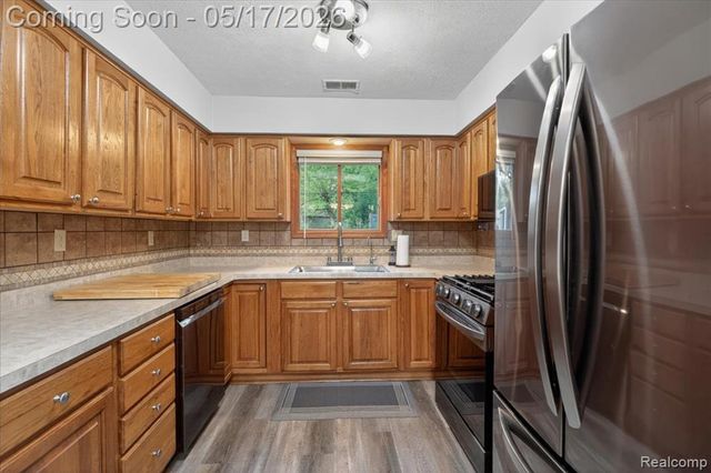 7044 Felix Drive, Clarkston, MI 48346
