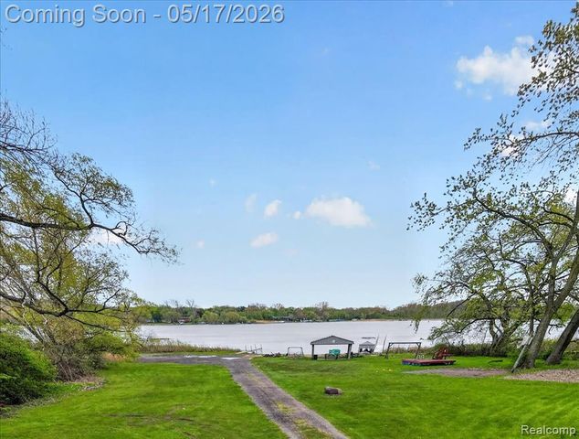 7044 Felix Drive, Clarkston, MI 48346