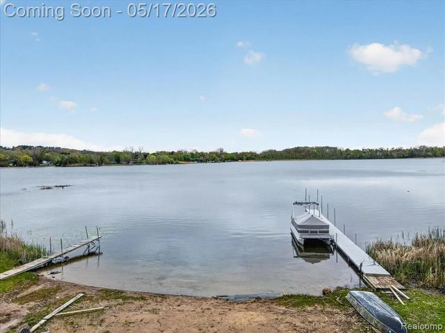 7044 Felix Drive, Clarkston, MI 48346