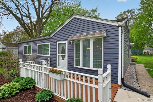 7044 Felix Drive, Clarkston, MI 48346