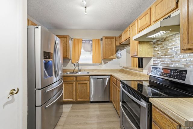 810 Meadow Stone, Converse, TX 78109