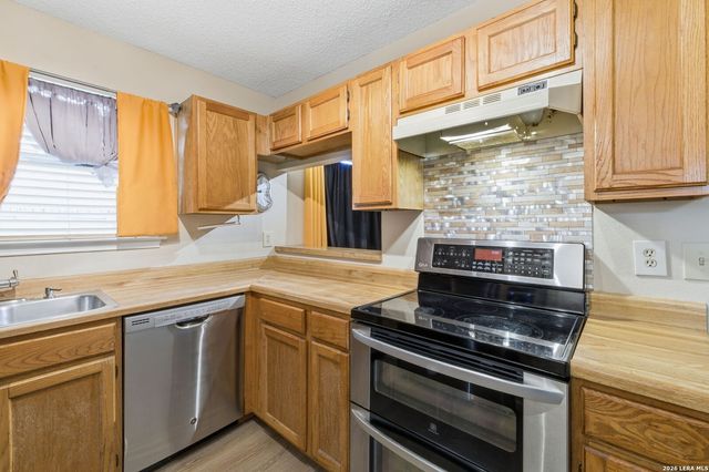 810 Meadow Stone, Converse, TX 78109