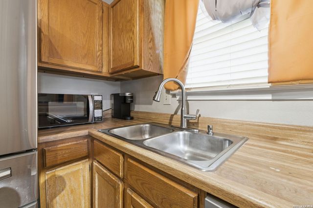 810 Meadow Stone, Converse, TX 78109