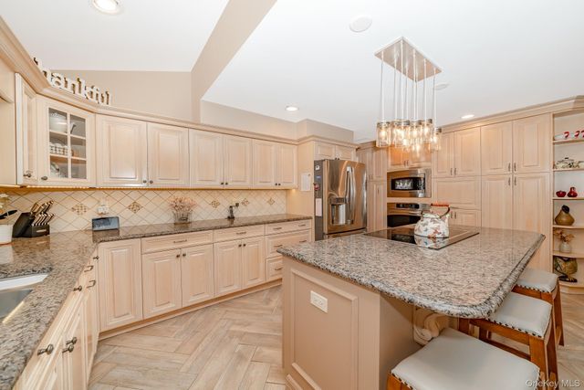 17 Thide Court, Smithtown, NY 11787