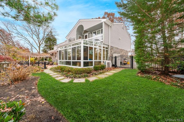 17 Thide Court, Smithtown, NY 11787