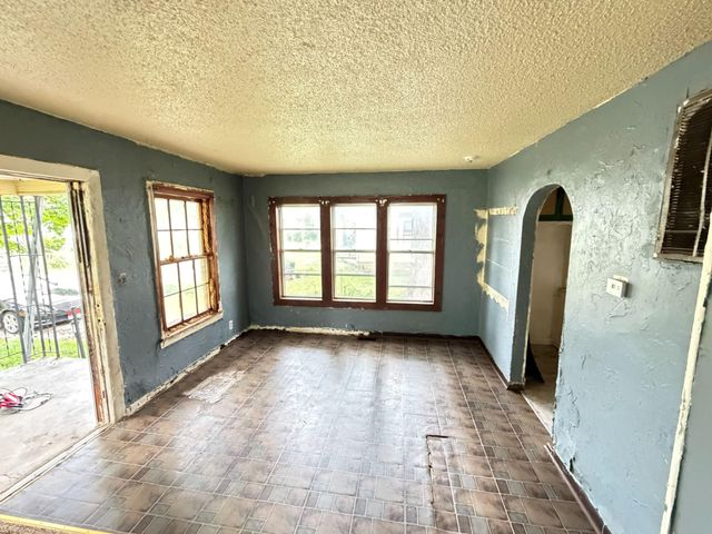 714 N Farmer Avenue, Springfield, MO 65802