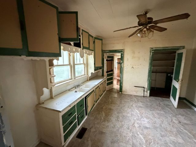 714 N Farmer Avenue, Springfield, MO 65802