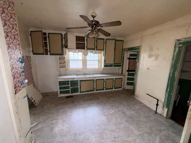 714 N Farmer Avenue, Springfield, MO 65802