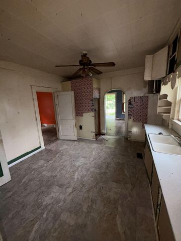 714 N Farmer Avenue, Springfield, MO 65802
