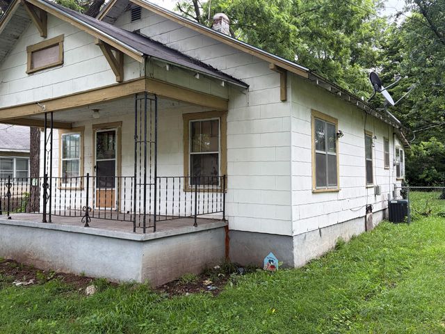 714 N Farmer Avenue, Springfield, MO 65802