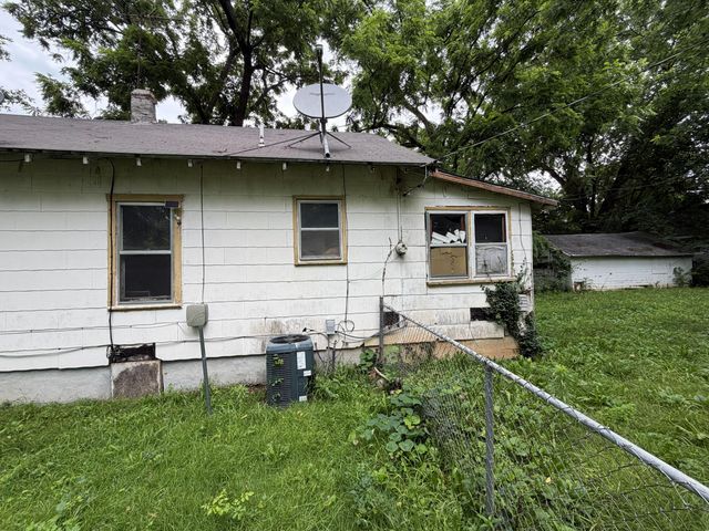 714 N Farmer Avenue, Springfield, MO 65802