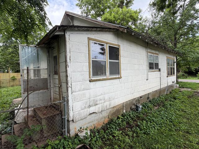 714 N Farmer Avenue, Springfield, MO 65802