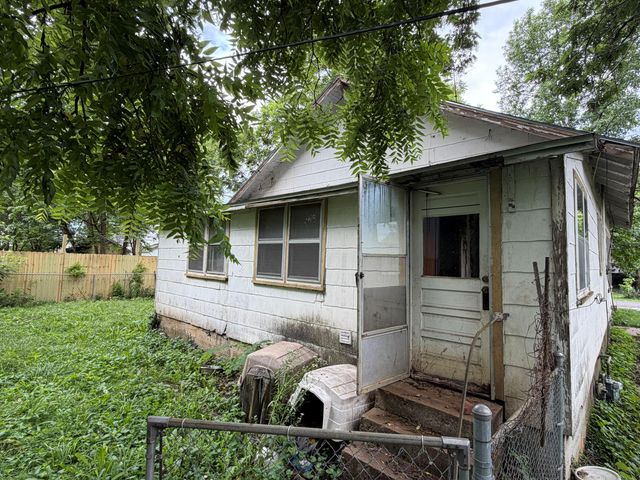 714 N Farmer Avenue, Springfield, MO 65802