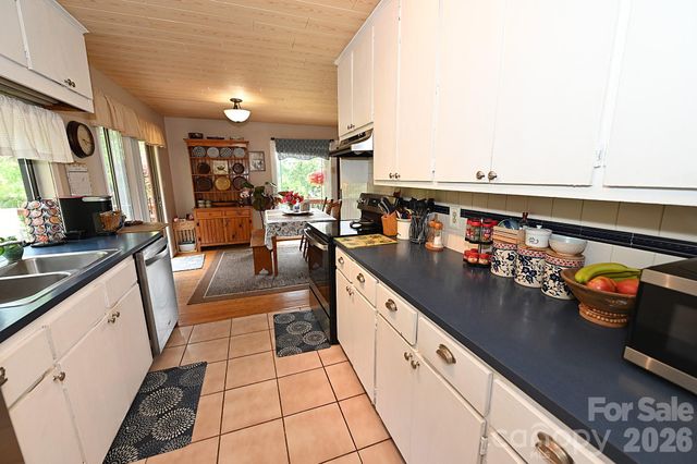 86 King Arthurs Court, Hickory, NC 28601