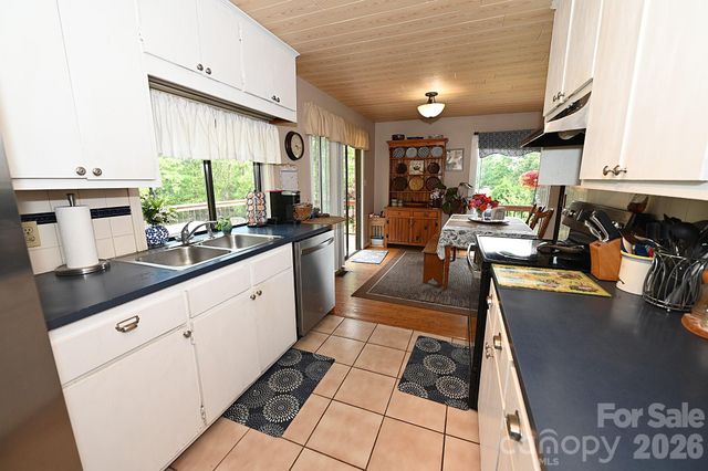 86 King Arthurs Court, Hickory, NC 28601