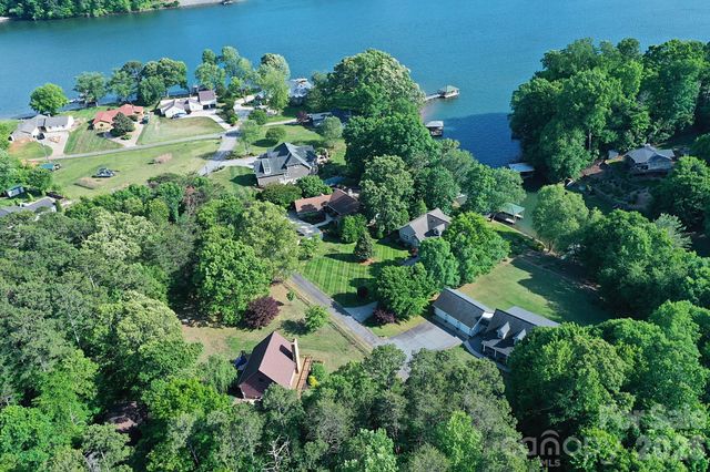 86 King Arthurs Court, Hickory, NC 28601