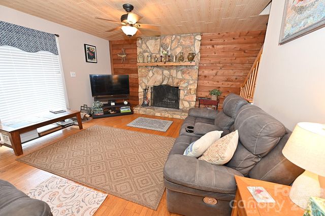 86 King Arthurs Court, Hickory, NC 28601